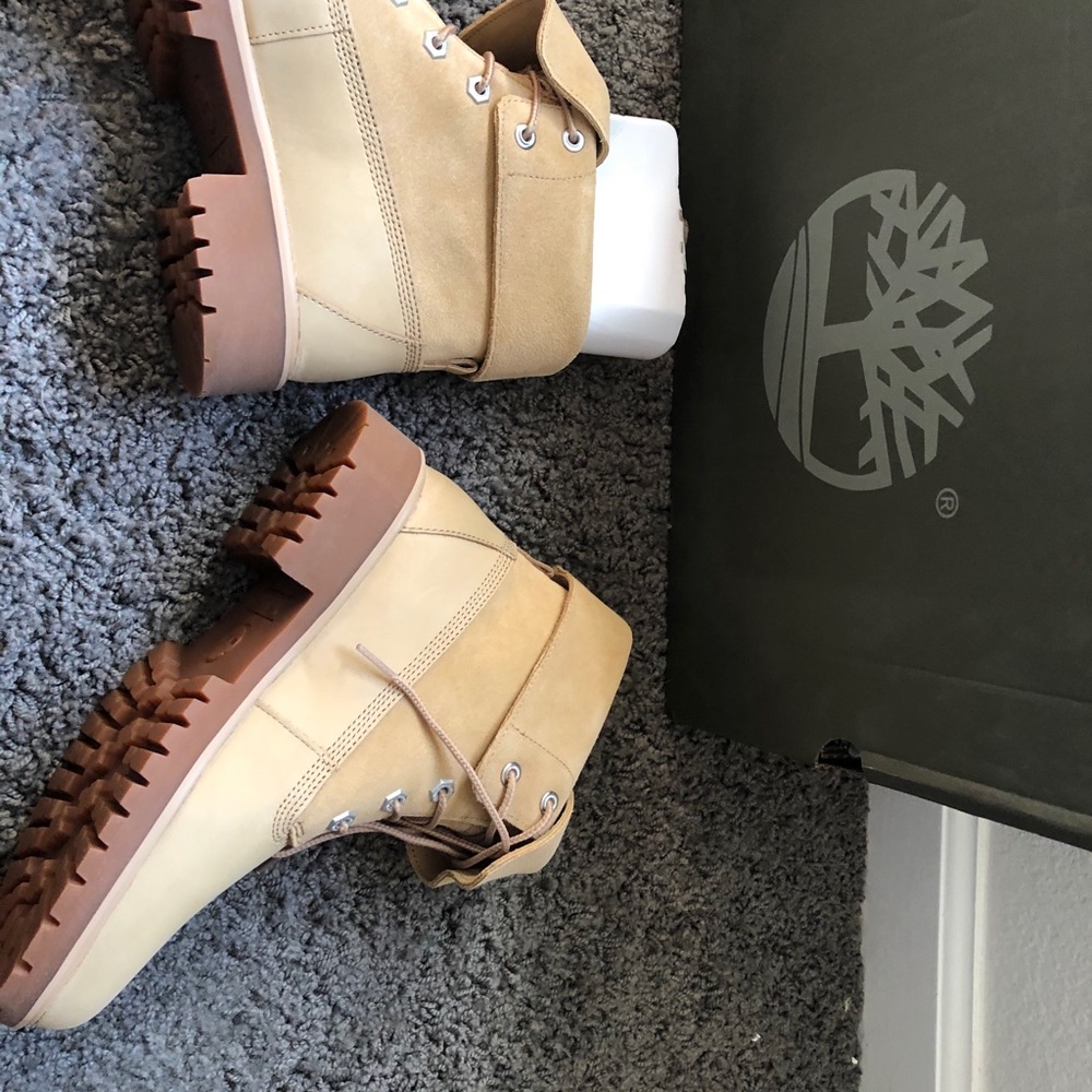 NIB  Timberlands beige fold over boots - Picture 2 of 8